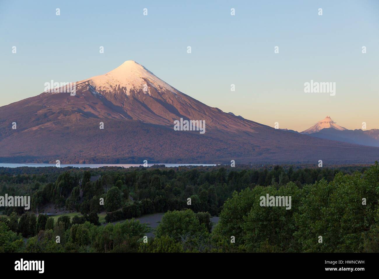 Il Cile regione di Los Lagos, Puerto Varas, Ensanada, del vulcano di Osorno e lago Llanquihue Foto Stock