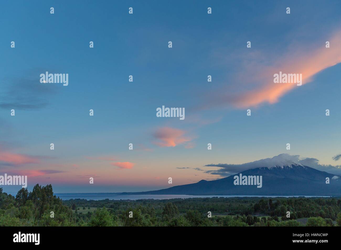 Il Cile regione di Los Lagos, Puerto Varas, Ensanada, del vulcano di Osorno e lago Llanquihue Foto Stock