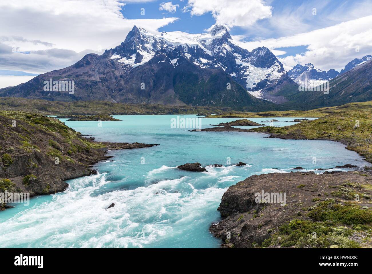 Il Cile, Patagonia, Aysen Regione Parco nazionale Torres del Paine, Salto Grande Cascata tra il Nordenskjöld e di Pehoe laghi Foto Stock