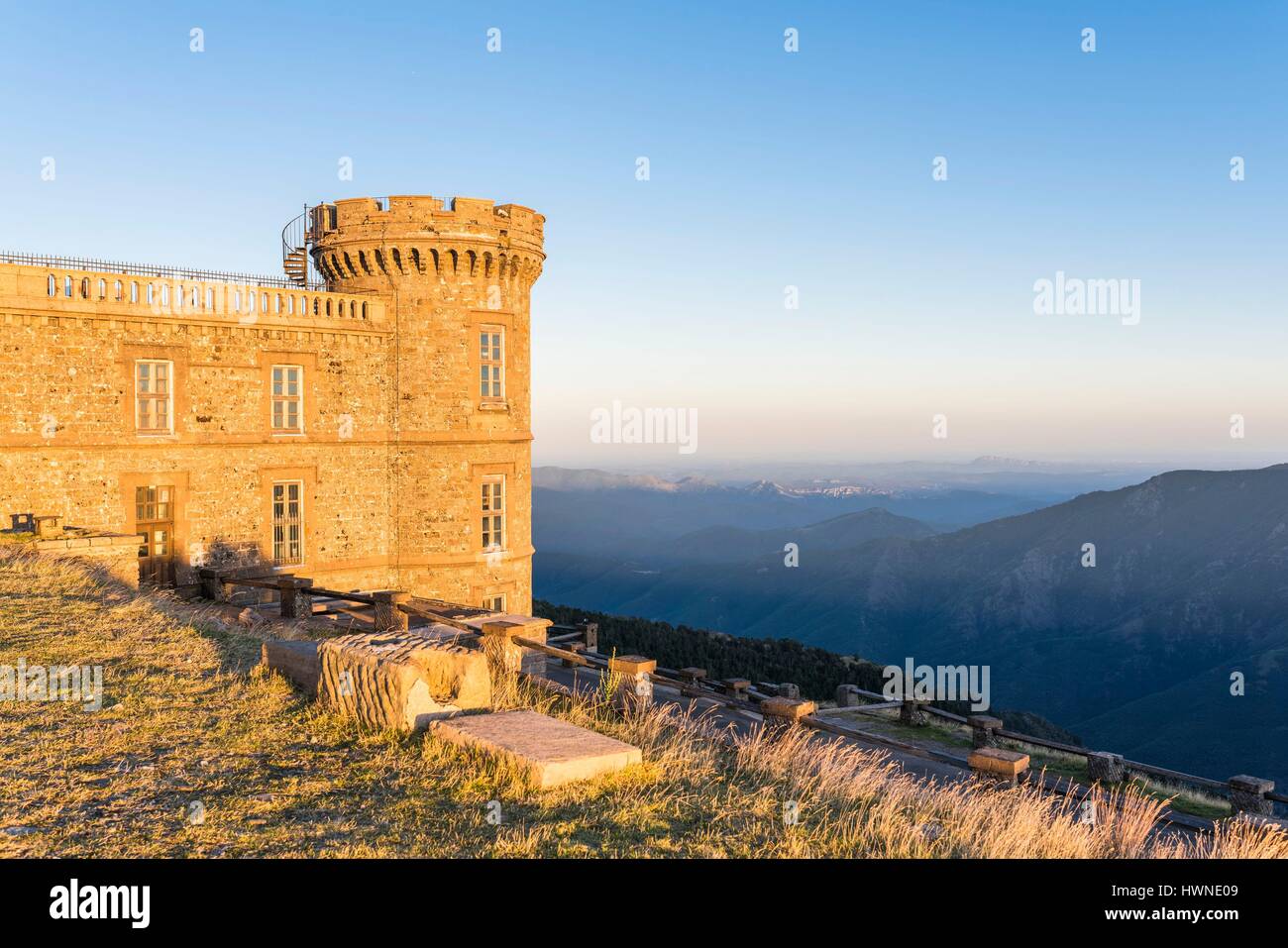 Francia, Gard, Causses e Cévennes, Mediterraneo agro-pastorale del paesaggio culturale elencati come Patrimonio Mondiale dell'UNESCO, il parco nazionale di Cevennes, Monte Aigoual nel sud del massiccio centrale tra Gard e Lozère (alt : 1565 m), Osservatorio meteorologico Foto Stock