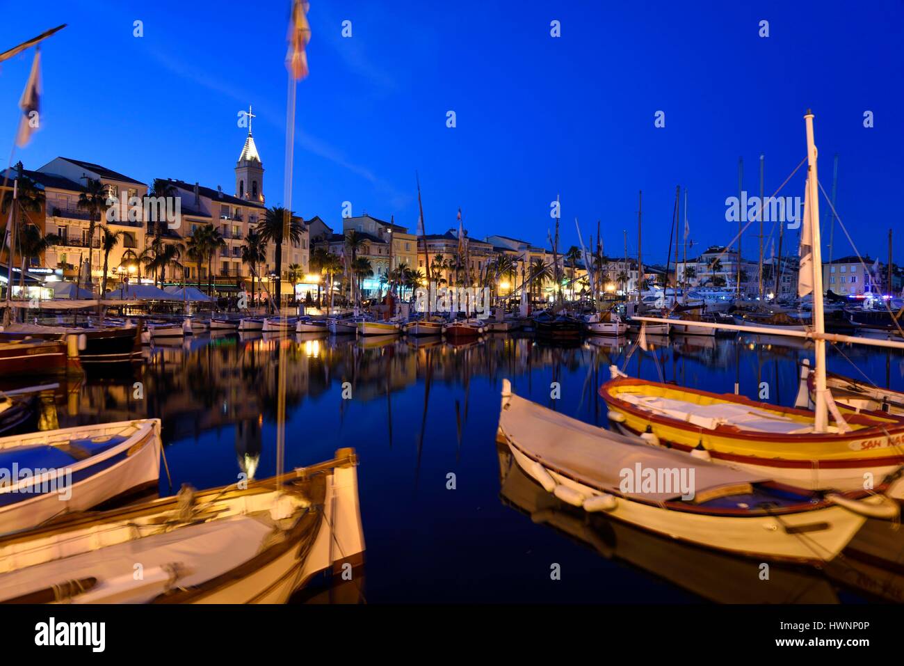 Francia, Var, Sanary sur Mer, il porto, tradizionali barche da pesca, il Pointus Foto Stock
