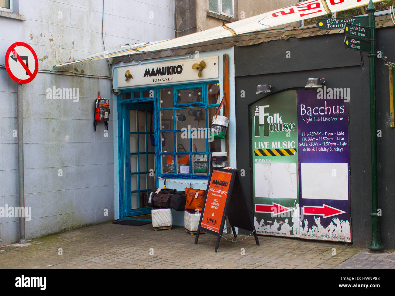 Due piccole e poco attraente negozio nascosto in un angolo tra i vicoli di Kinsale nella contea di Cork in Irlanda sono aperti per il business Foto Stock