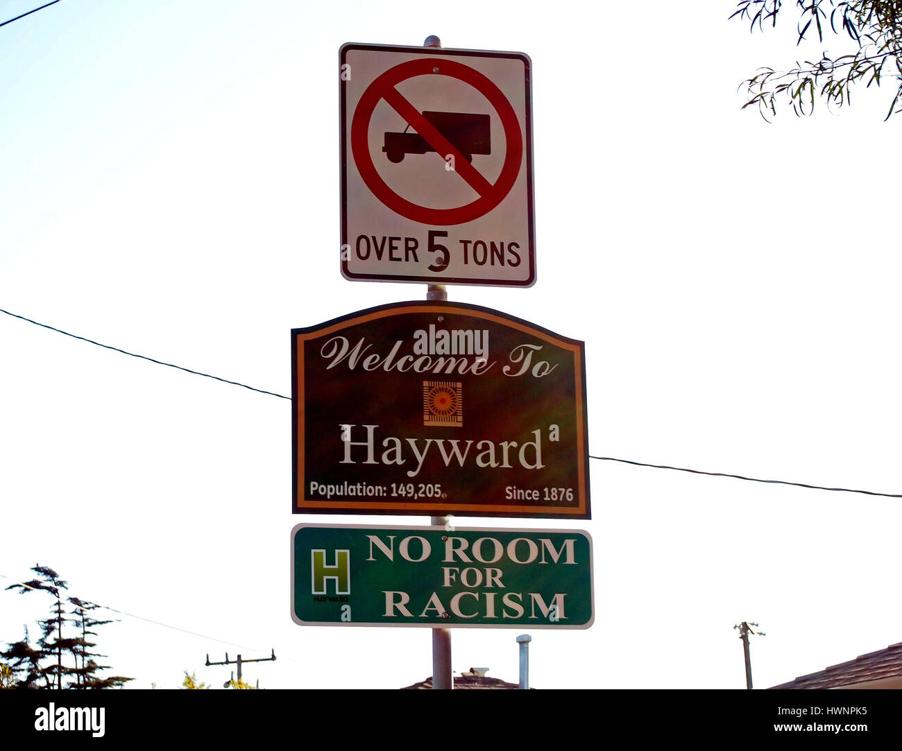 Benvenuto a Hayward, California, H n. Camera per il razzismo, no camion oltre 5 tonnellate, segni, Foto Stock