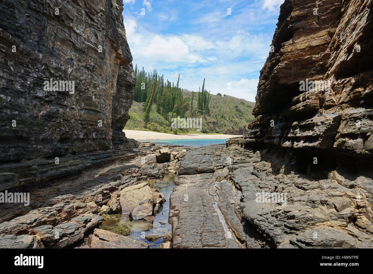 Nuova Caledonia scogliera costiera con spiaggia sabbiosa, Turtle Bay, Bourail, Grande Terre, l'isola del Sud Pacifico Foto Stock