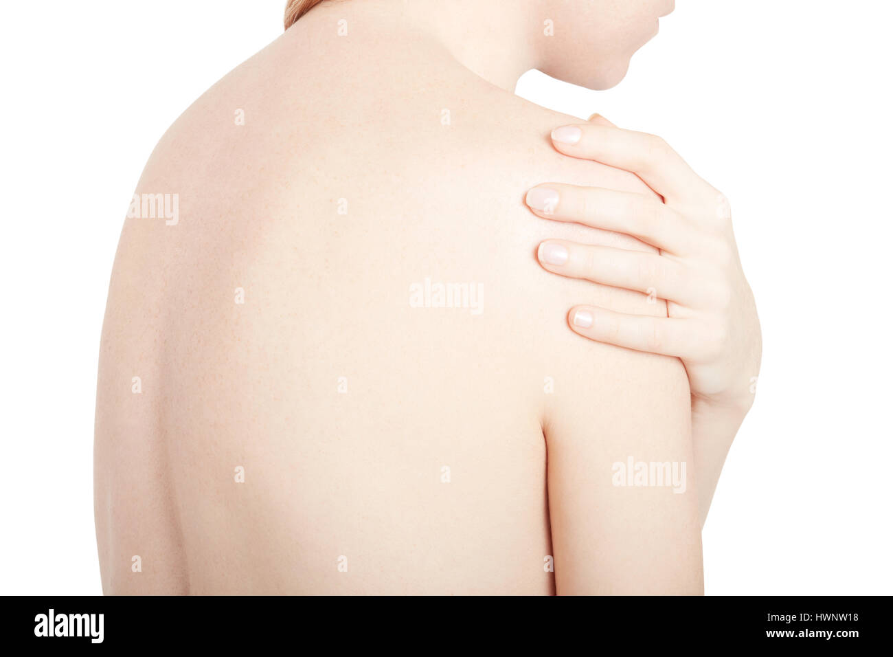 Giovane donna di toccare la sua spalla dolorosa isolato su bianco, percorso di clipping incluso Foto Stock