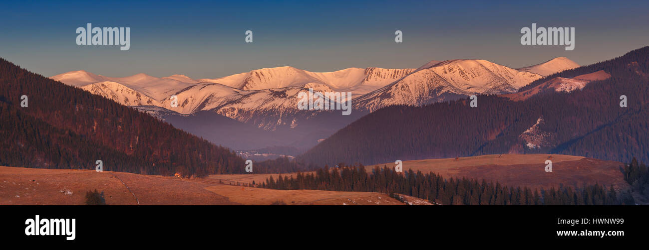 Coperte di neve mountain range. paesaggio invernale Foto Stock