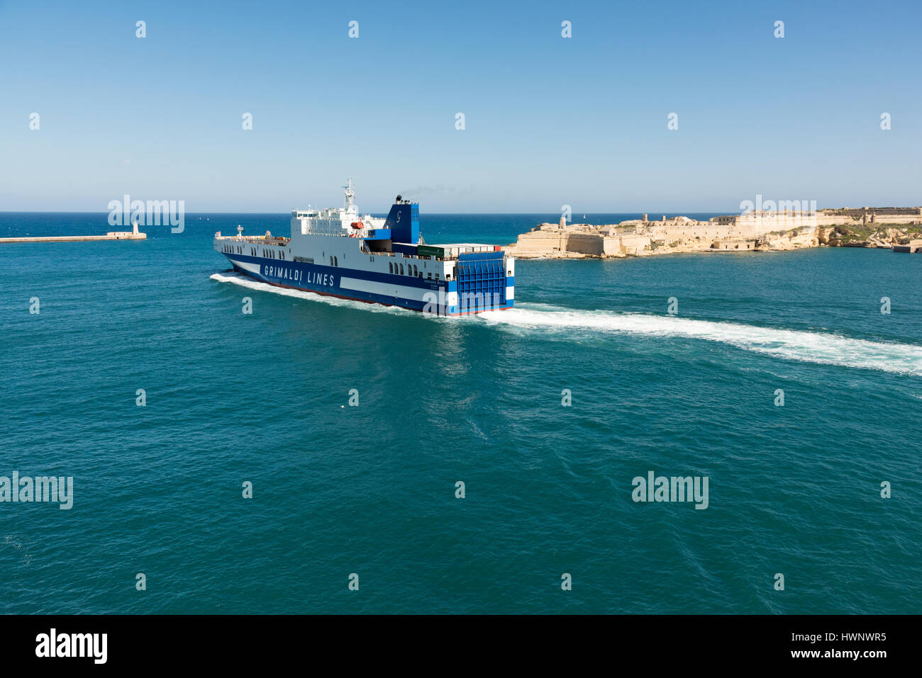 Una linee di Grimaldi Valetta malta a Palermo Sicilia Traghetto in uscita dal porto di La Valletta Foto Stock