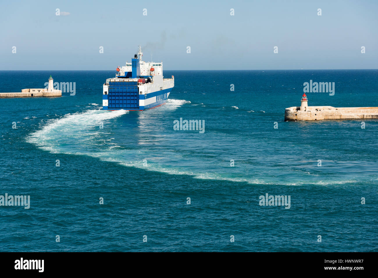 Una linee di Grimaldi Valetta malta a Palermo Sicilia Traghetto in uscita dal porto di La Valletta Foto Stock
