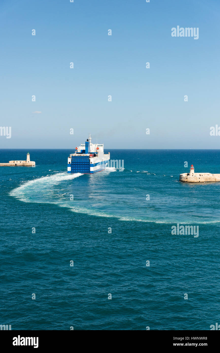 Una linee di Grimaldi Valetta malta a Palermo Sicilia Traghetto in uscita dal porto di La Valletta Foto Stock