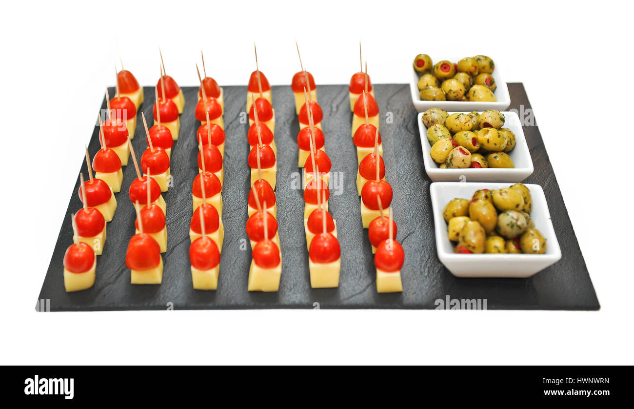 Un assortimento di snack salati sulla tavola festiva .Holiday antipasti Foto Stock
