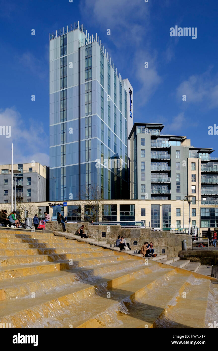 Persone rilassante nel centro città di Bristol a pranzo Foto Stock