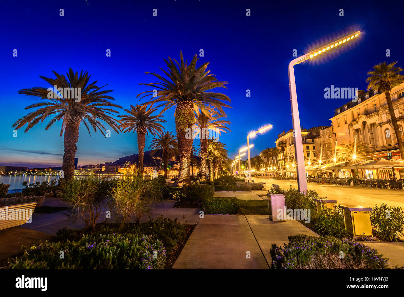 Vista serale al lungomare mediterraneo Riva nel centro della citta di Spalato, Croazia. Foto Stock