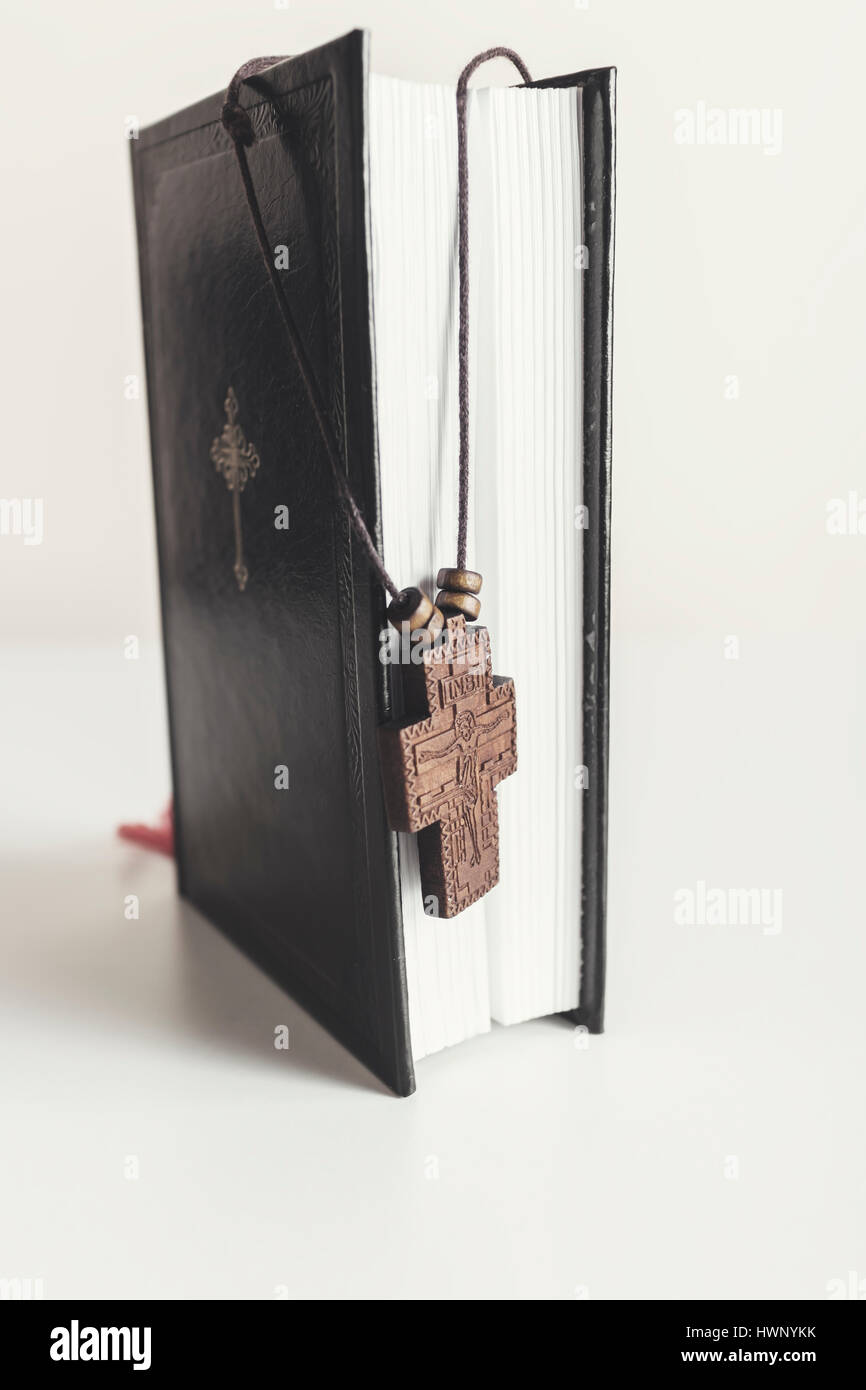 Primo piano della semplice di legno una Croce Cristiana collana sulla Sacra Bibbia Foto Stock