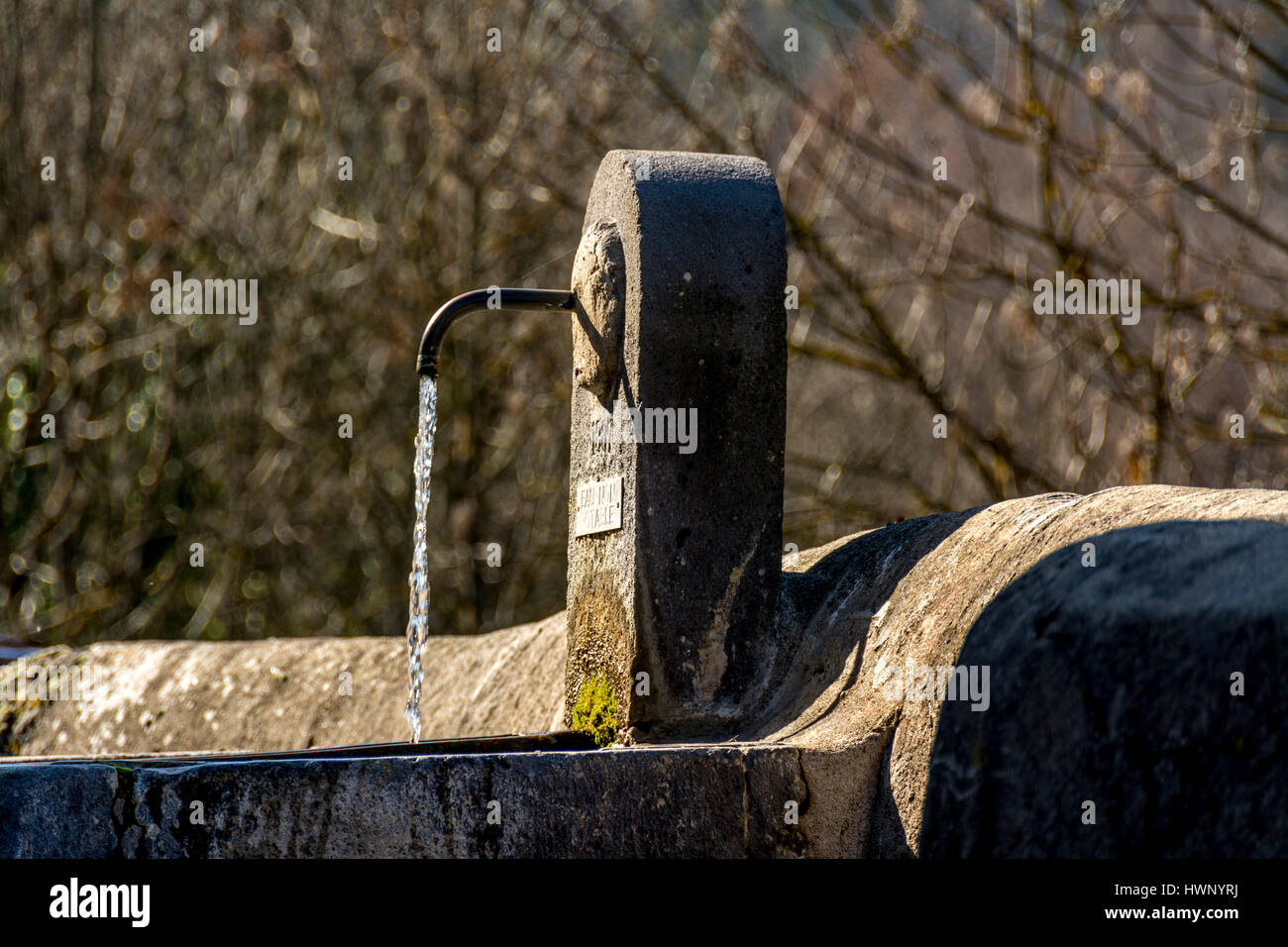 Toccare in un villaggio di Fontana con 'Eau Non Potable ' segno che indica l'acqua non è potabile. Auvergne. Francia Francia Foto Stock