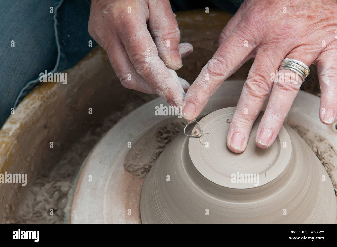 Atelier di ceramica con womans mani lavorano presso la ruota in ceramica Foto Stock