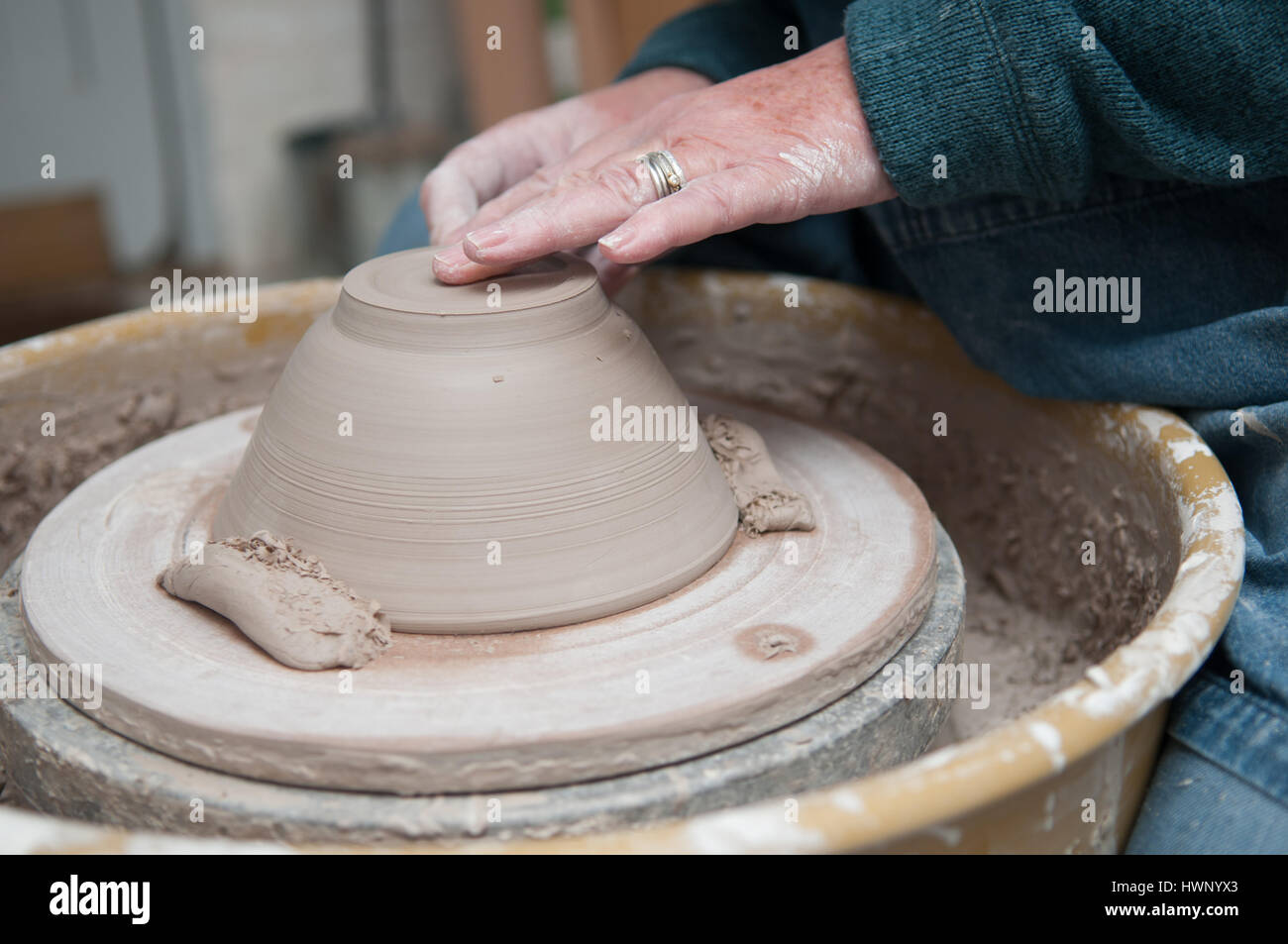 Atelier di ceramica con womans mani lavorano presso la ruota in ceramica Foto Stock