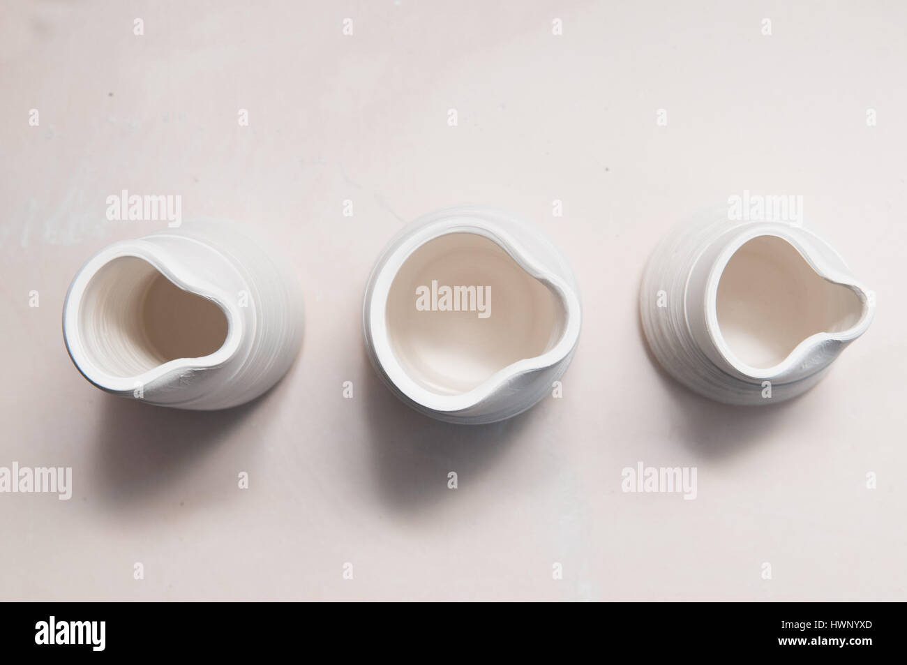 Fatto a mano gli oggetti in ceramica in officina Foto Stock