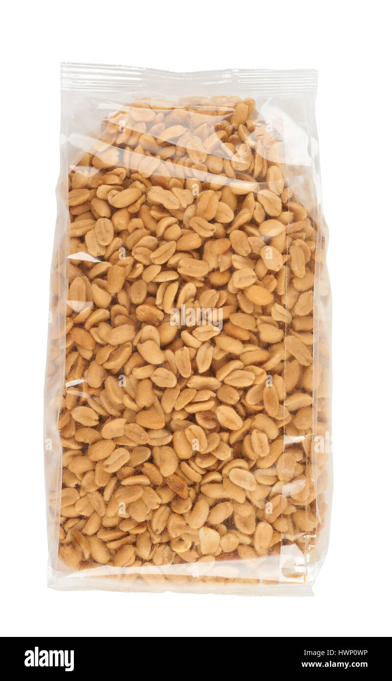 Arrosto e arachidi salate in confezione trasparente su bianco Foto Stock