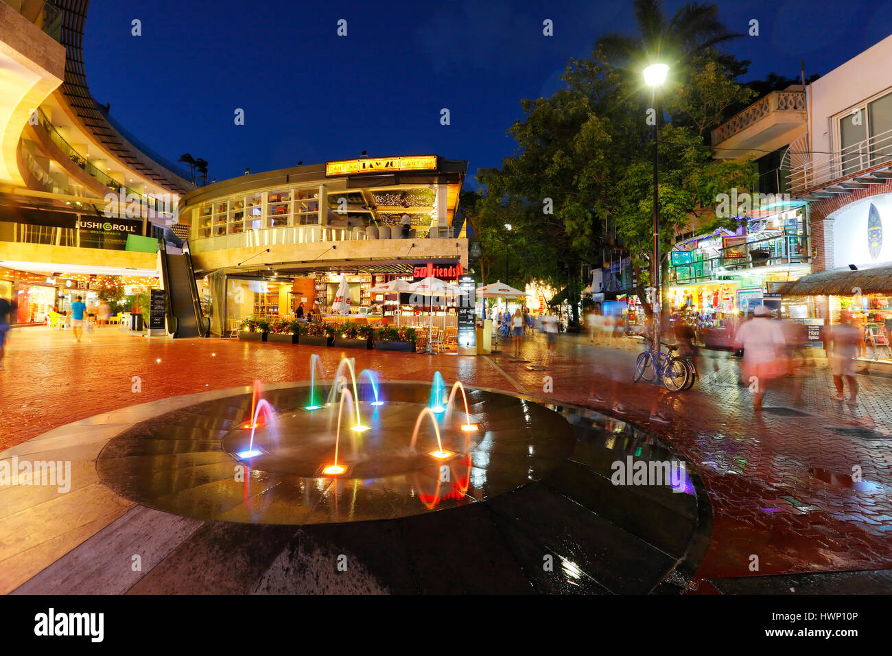 5 avenida in notturna a Playa del Carmen in Messico Foto Stock