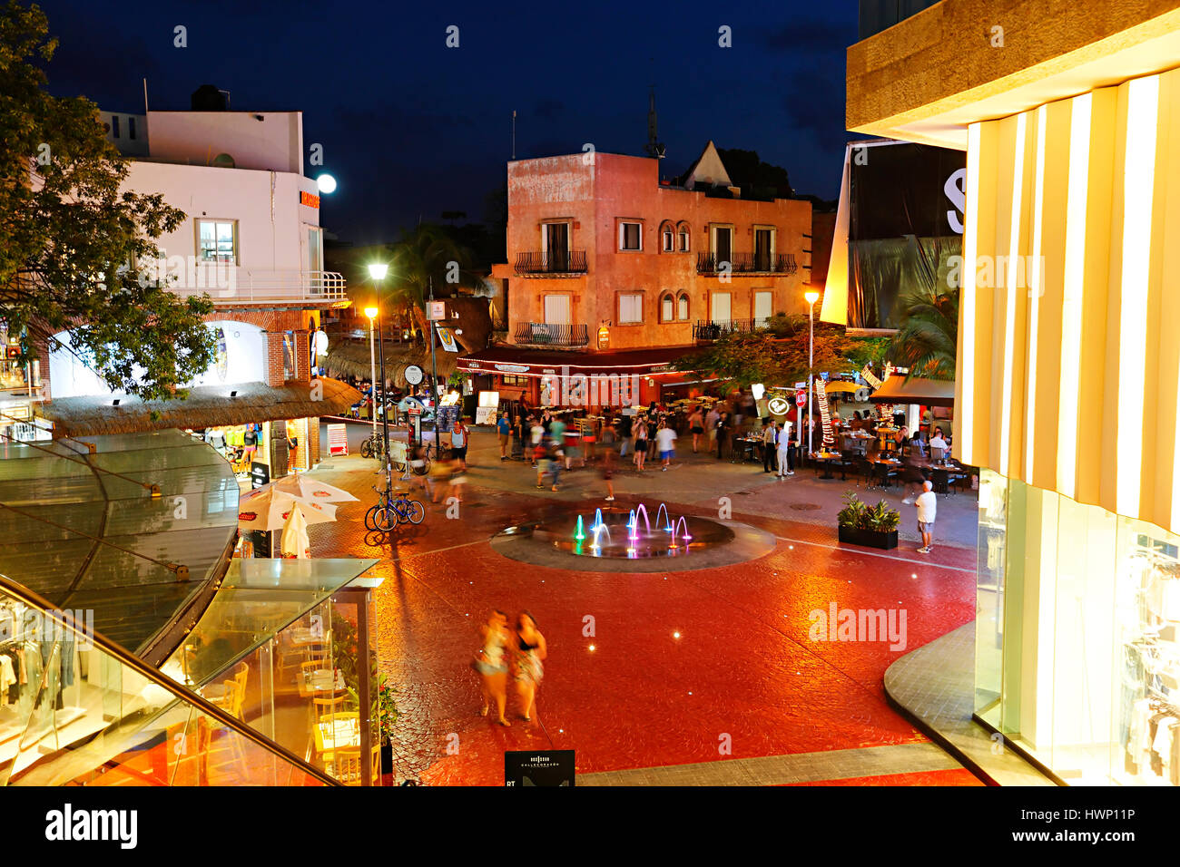5 avenida in notturna a Playa del Carmen in Messico Foto Stock