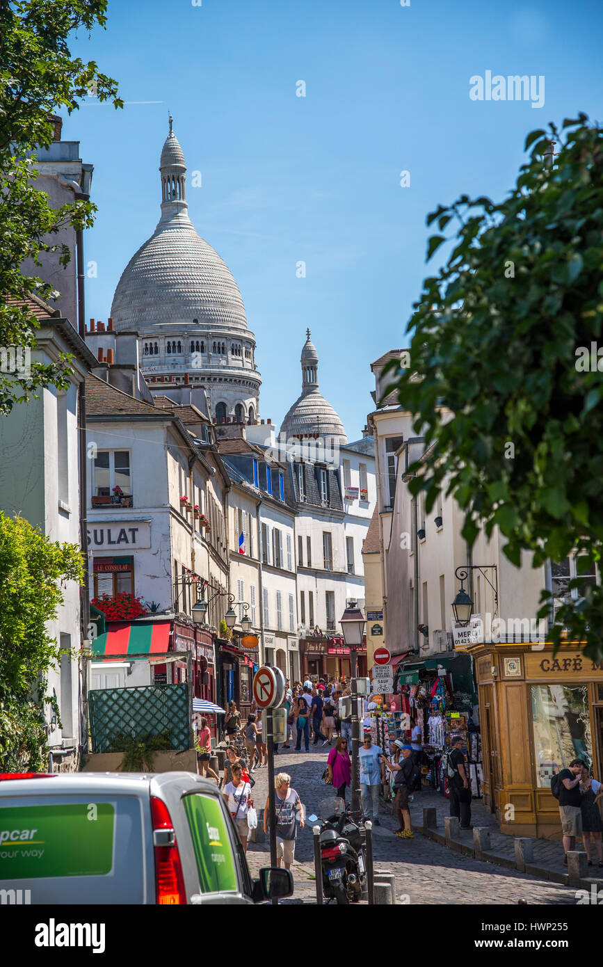 Ricerca frenetica rue Norvins verso la Basilica del Sacre Coeur di Montmartre in Parigi Francia. Foto Stock