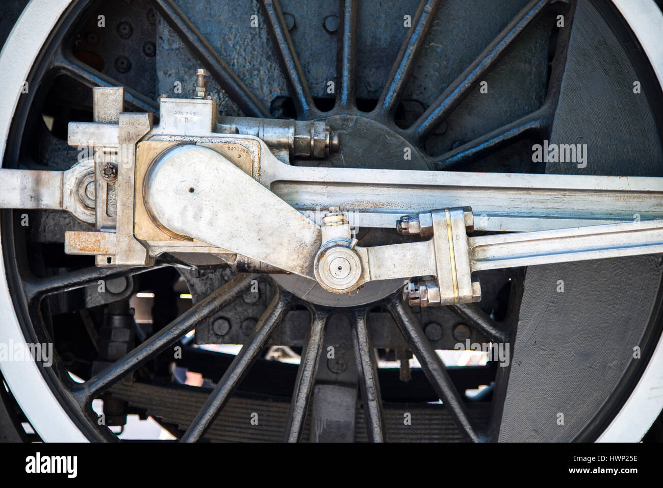 Close up di un argento e nero vapore locomotiva a motore ruota. Foto Stock