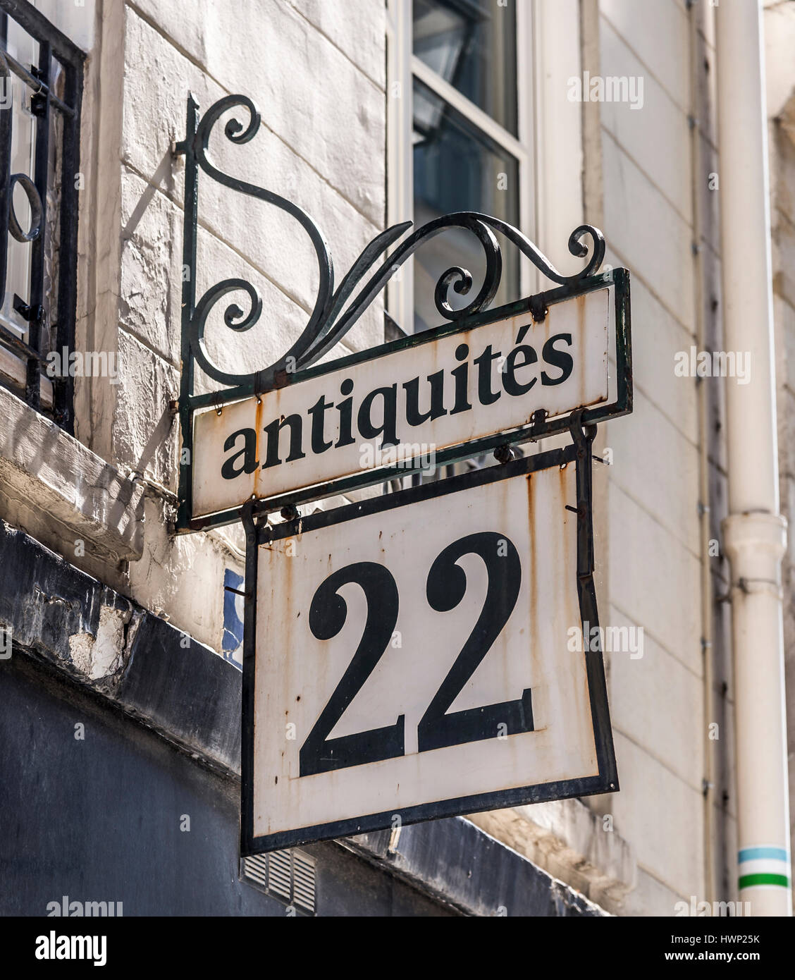 Antiquites 22 firmare al di fuori di un edificio in Parigi Francia. Foto Stock