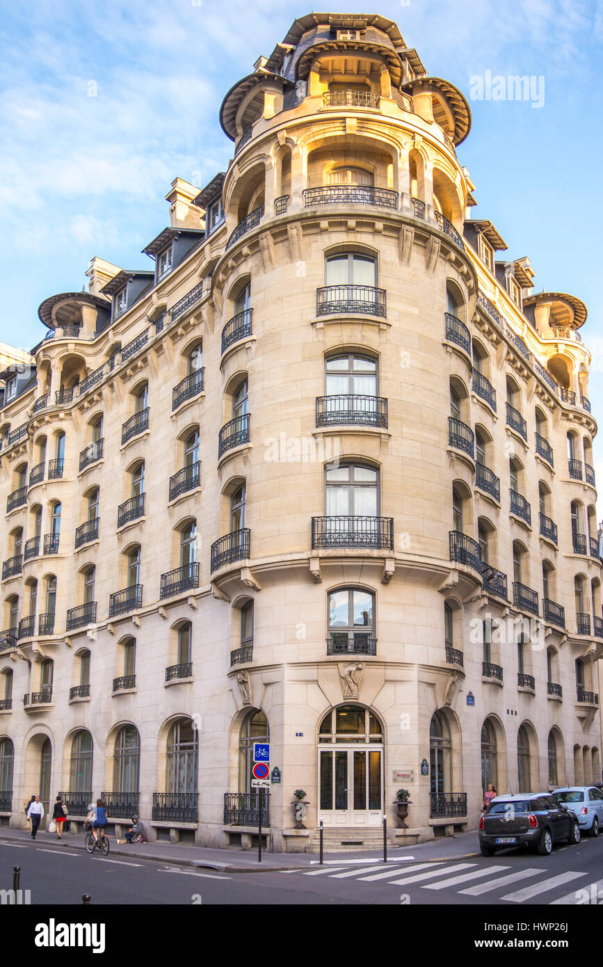 Un stile Haussmann edificio l'angolo di Rue de Presbourg e Rue Lauriston in Parigi Francia. Foto Stock