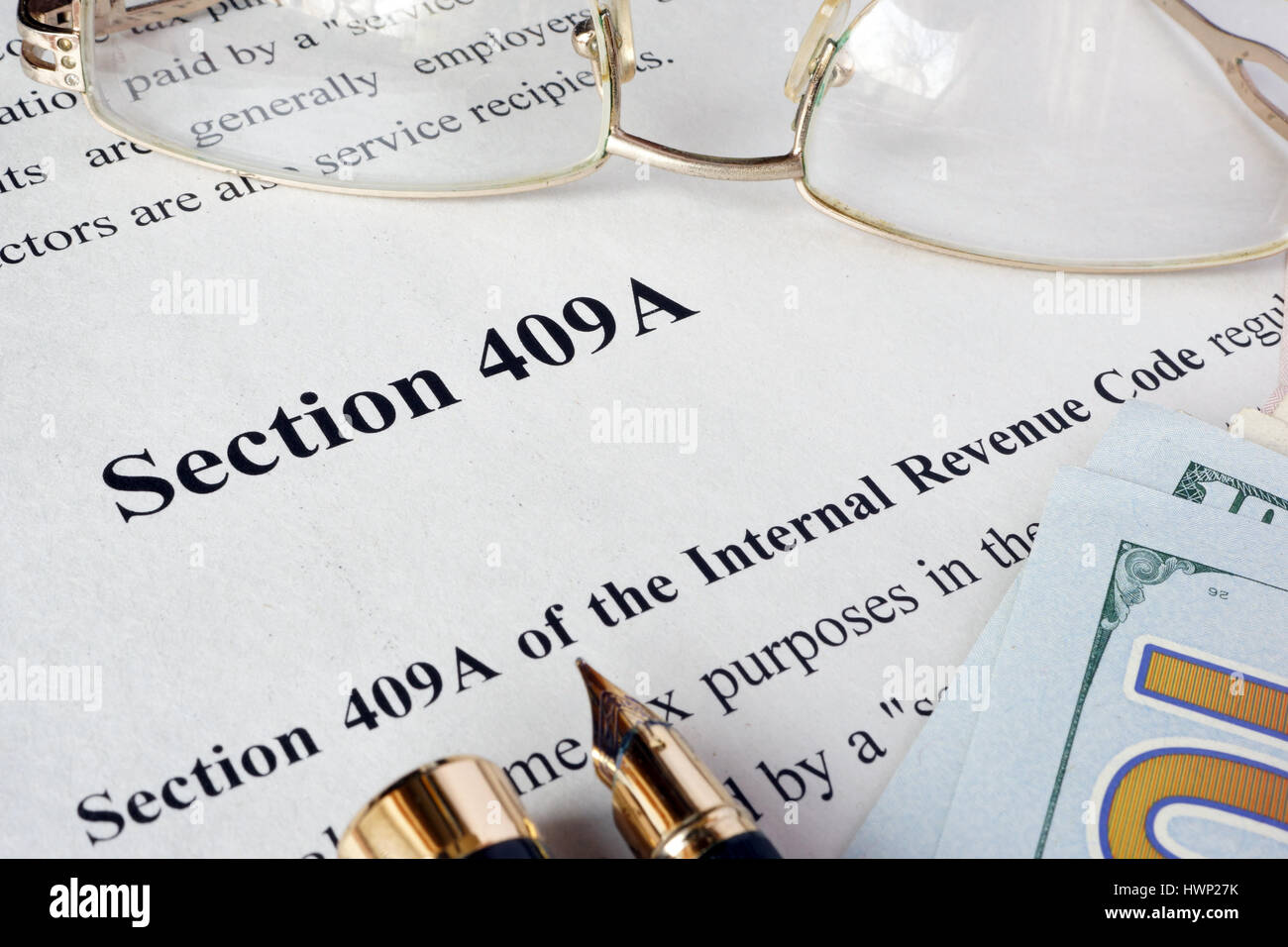 Internal Revenue Code Sezione 409A scritto in un documento. Foto Stock