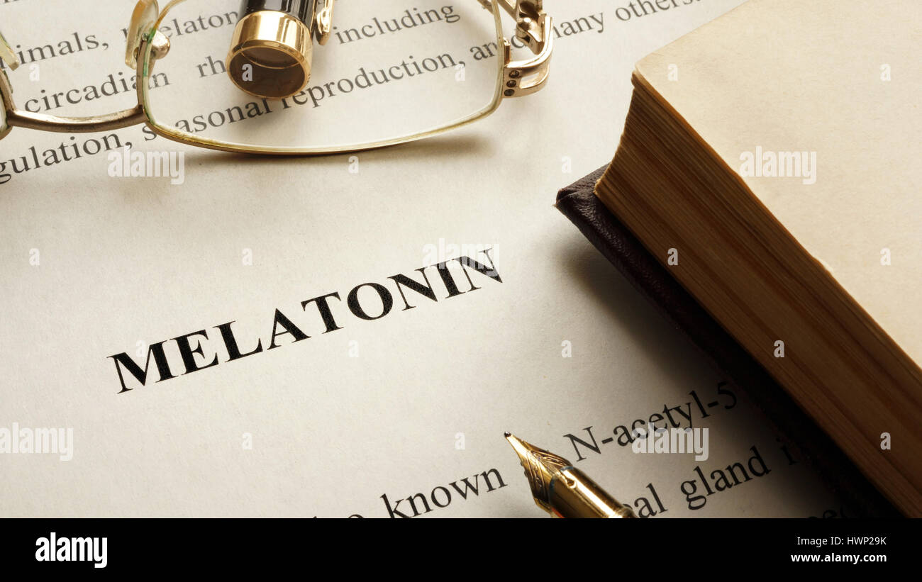 Carta con parola di melatonina e prenota. Concetto di ormoni. Foto Stock
