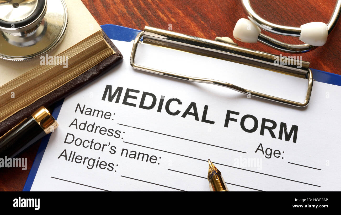 Il concetto di assistenza sanitaria. Lo stetoscopio e la forma medica su un tavolo. Foto Stock