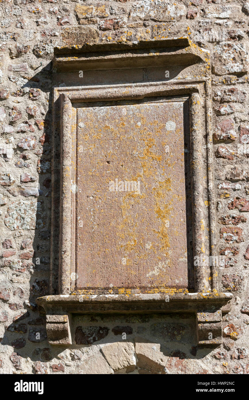 Iscrizione all'esterno coro parete del vecchio St Leonards chiesa nel villaggio di Sutton Veny, Wiltshire Foto Stock