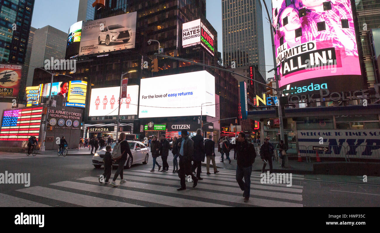 Pubblicità per lo shopping online eBay gigante in Times Square a New York Martedì, Marzo 21, 2017. eBay è segnalato per essere aumentando la sua pubblicità, eliminando l'outsourcing di annunci di vendita, e la focalizzazione sugli annunci all'interno dell'ecosistema di eBay. (© Richard B. Levine) Foto Stock