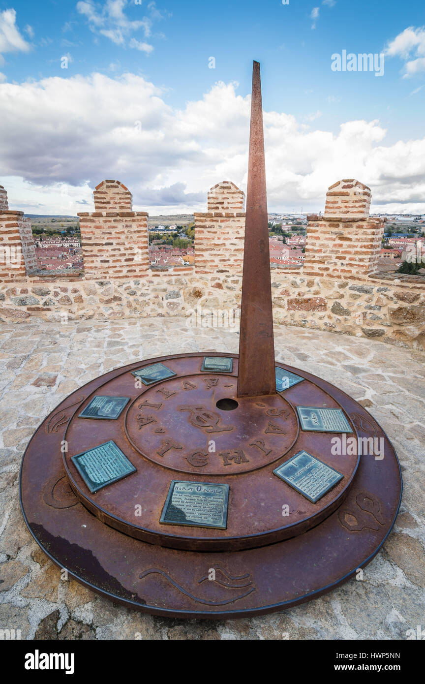 Avila, Spagna - 11 Novembre 2014: Meridiana di metallo nelle mura medievali di Avila. La vecchia città e le sue chiese extramural sono state dichiarate un mondo Herit Foto Stock