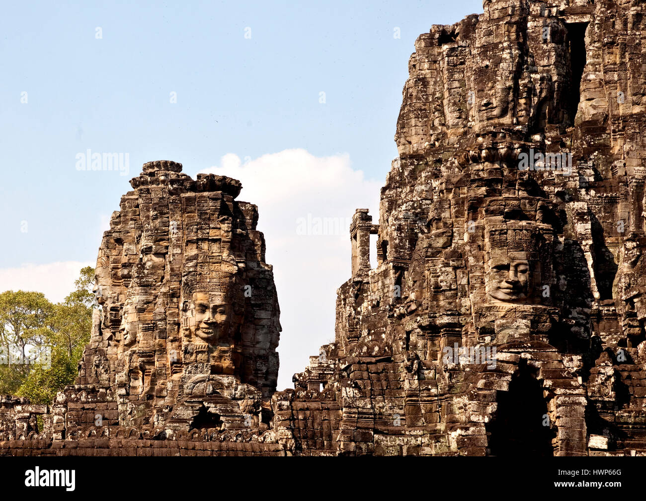 Alcuni dei 216 volti scolpiti nella roccia presso il Tempio di Bayon ad Angkor Thom Foto Stock