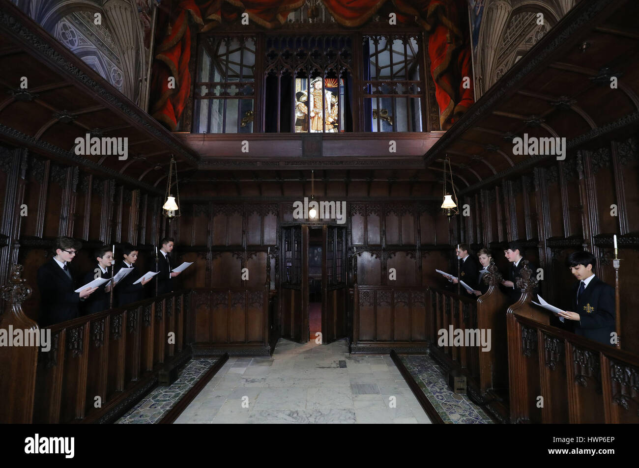 Coristi dal Trinity Boys School di Croydon, cantando in originale Tudor cappella presso l inaugurazione di una nuova esperienza audio in Vyne cappella, all'Vyne, un National Trust house vicino a Basingstoke. Foto Stock