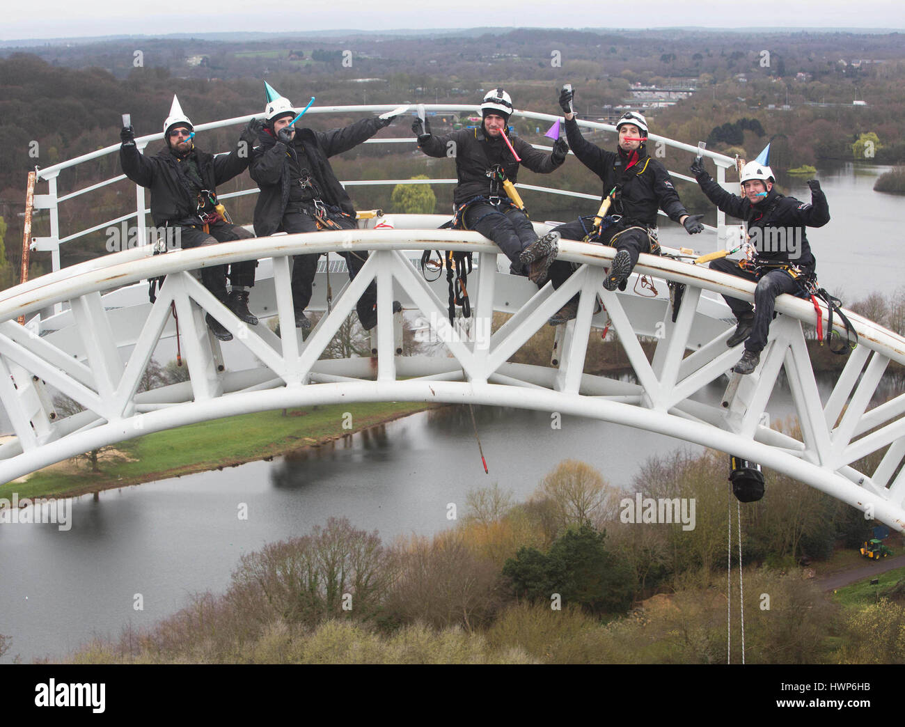 Solo uso editoriale per tecnici di manutenzione sul bicentenario del rollercoaster di eseguire delle operazioni di pulizia e di servizio 205ft sulla cima di Thorpe Park Resort's ride Stealth, davanti al parco della riapertura di domani. Foto Stock