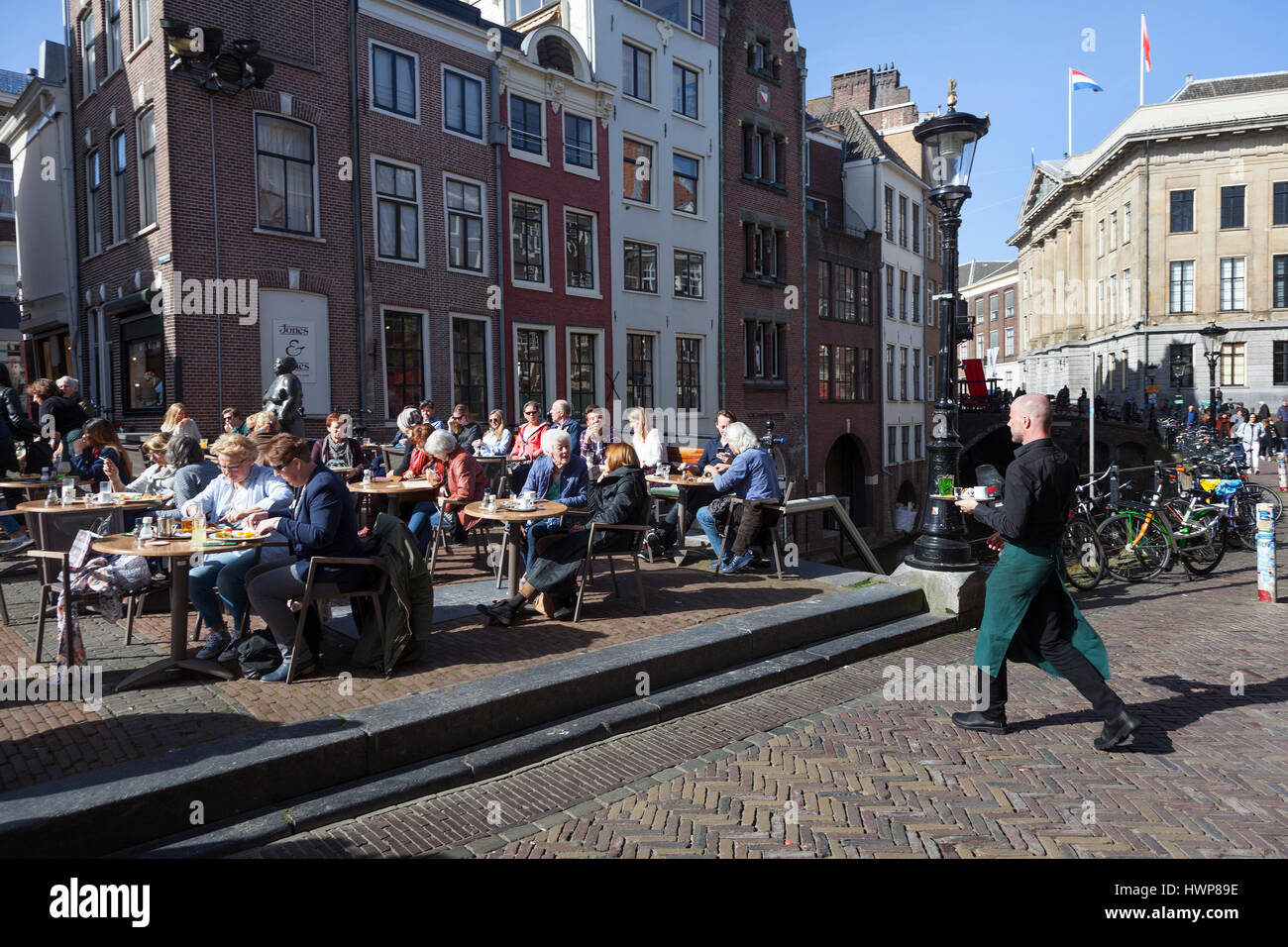 Utrecht, Paesi Bassi, 15 marzo 2017: le persone godono di giornata di sole a inizio primavera su open air cafè al vismarkt nella città olandese di Utrecht Foto Stock