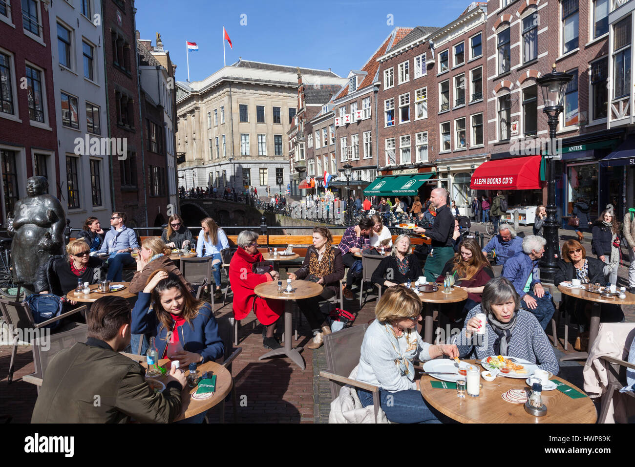 Utrecht, Paesi Bassi, 15 marzo 2017: le persone godono di giornata di sole a inizio primavera su open air cafè al vismarkt nella città olandese di Utrecht Foto Stock
