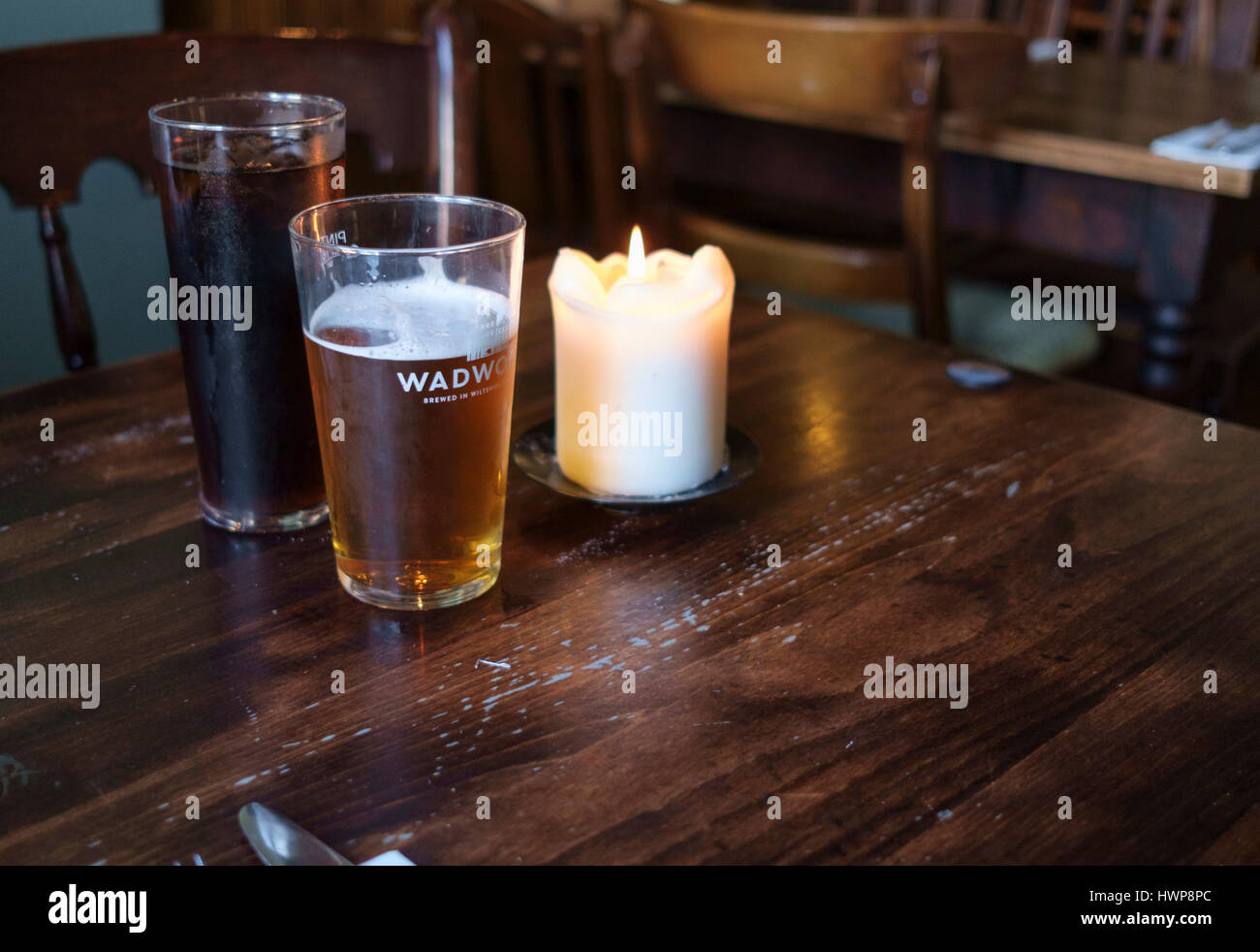 Una pinta di Wadworths 6x birra al Red Lion Lacock Foto Stock