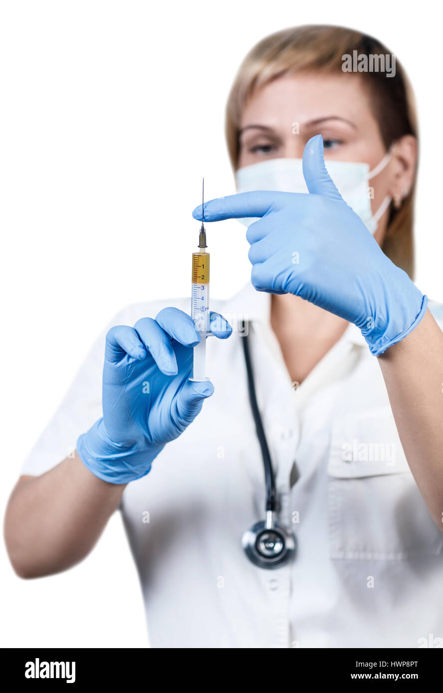 Close-up di donna medico mantiene la siringa con Remedy. Foto Stock