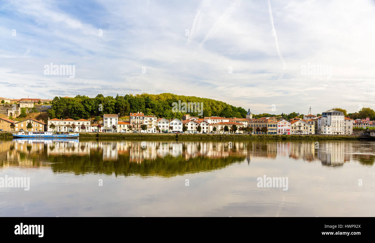 Bayonne città oltre il fiume Nive - Francia Foto Stock