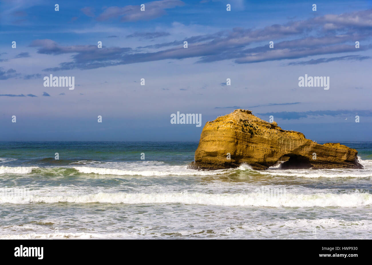 Una roccia nell'Oceano Atlantico vicino a Biarritz, Francia Foto Stock