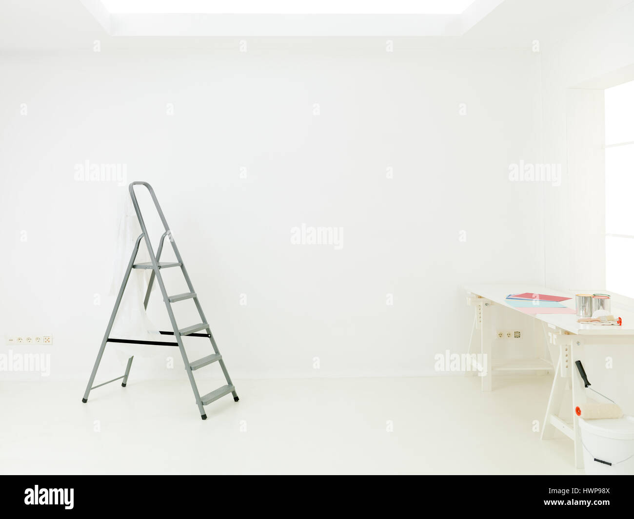 Home lavori di rinnovo in camera con strumenti di vernice Foto Stock