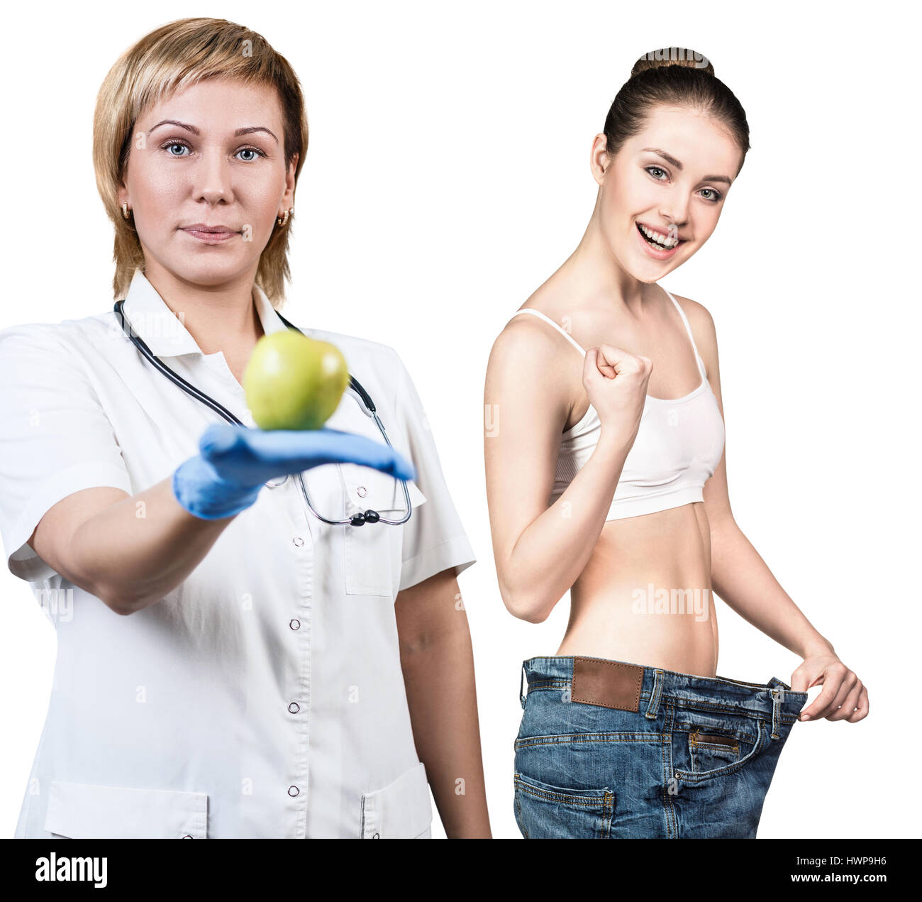 Medico detiene mela verde. Giovane donna mostra la perdita di peso risultato. Mangiare sano concetto. Foto Stock