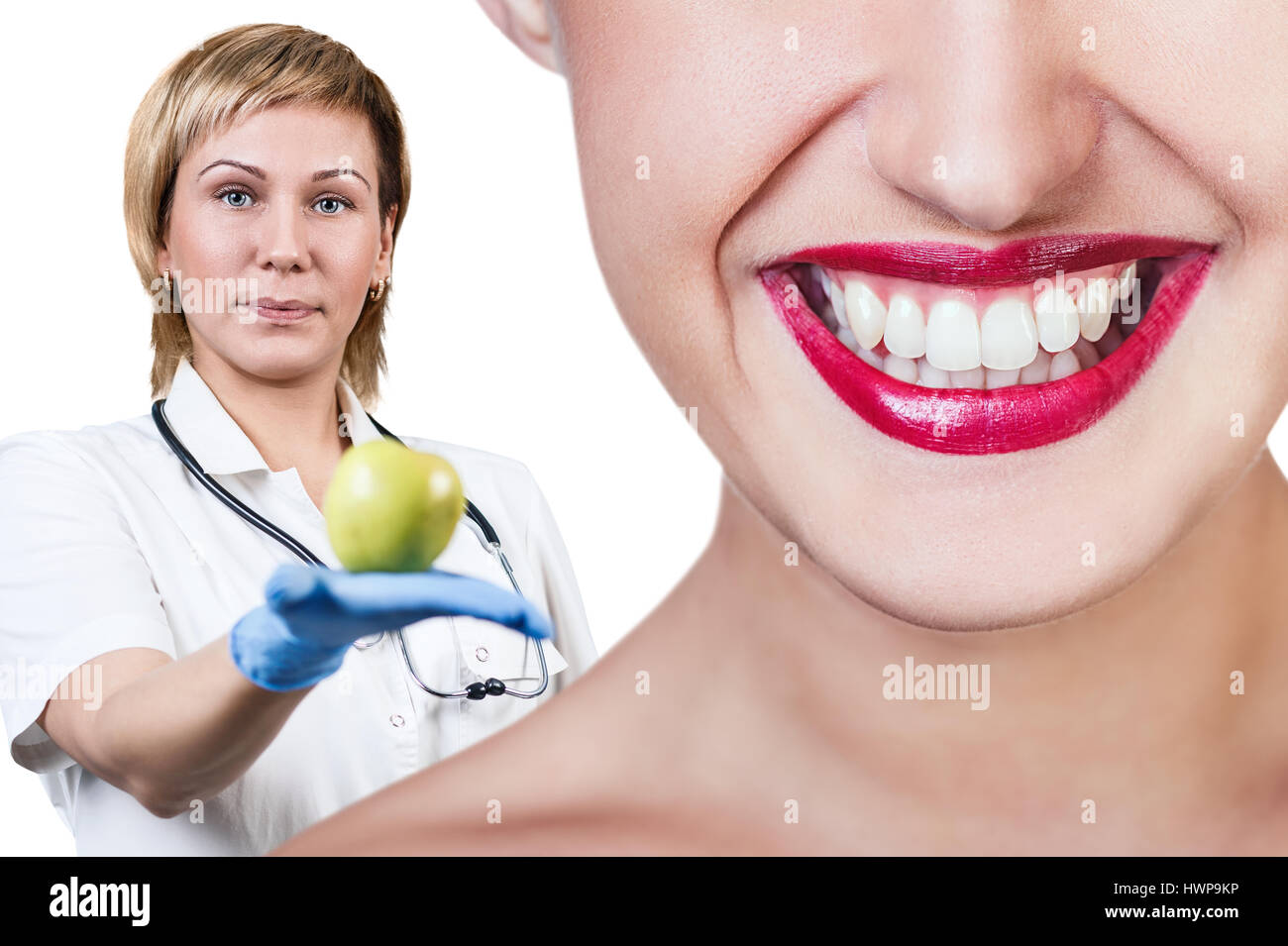 Dentista dando frutti di Apple per la giovane donna con bretelle. Denti sani concetto. Foto Stock
