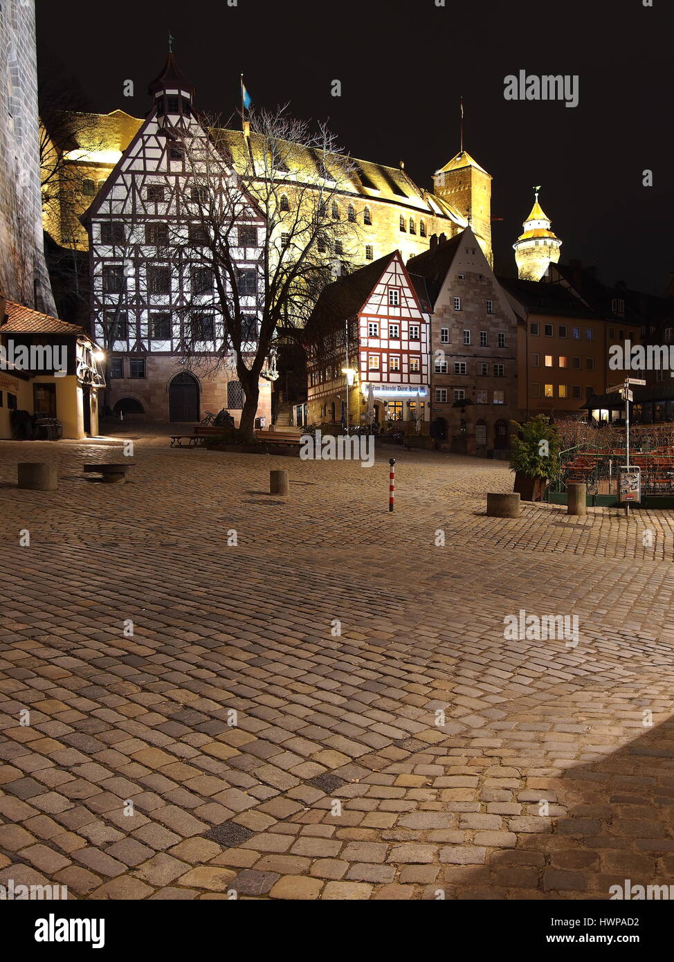 Norimberga, Germania - 21 Marzo 2016: Il Castello visto da tutta la ciottoli della piazza medievale a Durer casa circondata da antiche case a n Foto Stock