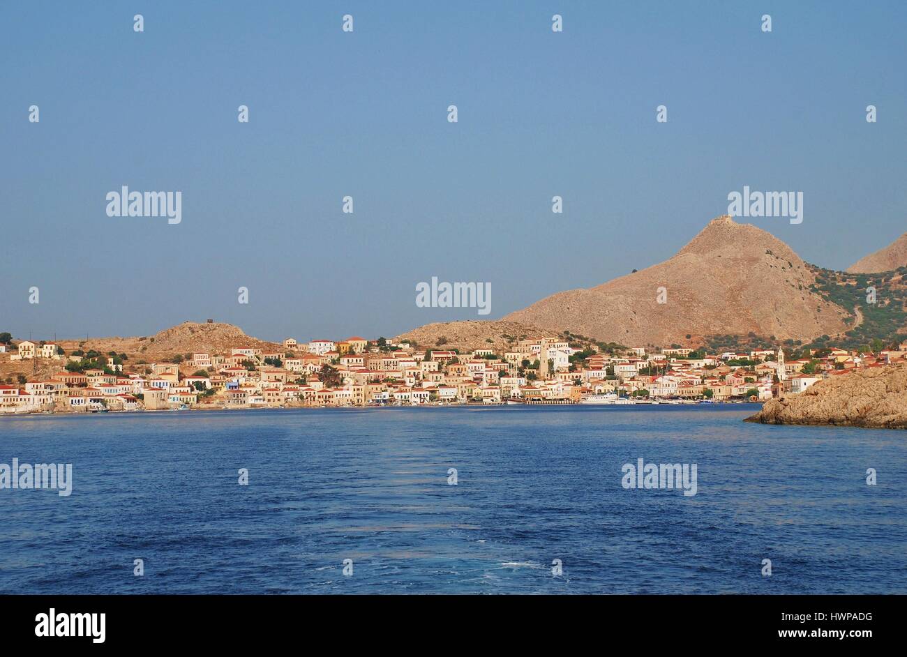 La città portuale di Emborio sull'isola greca di Halki visto dall'alloggiamento. Foto Stock