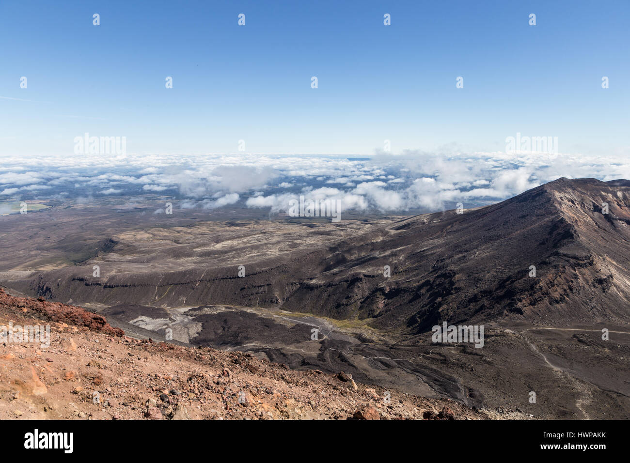 Il famoso Tongariro Alpine Crossing escursionismo rail visto dalla pendenza del vulcano Ngauruhoe in Nuova Zelanda Isola del nord. Foto Stock