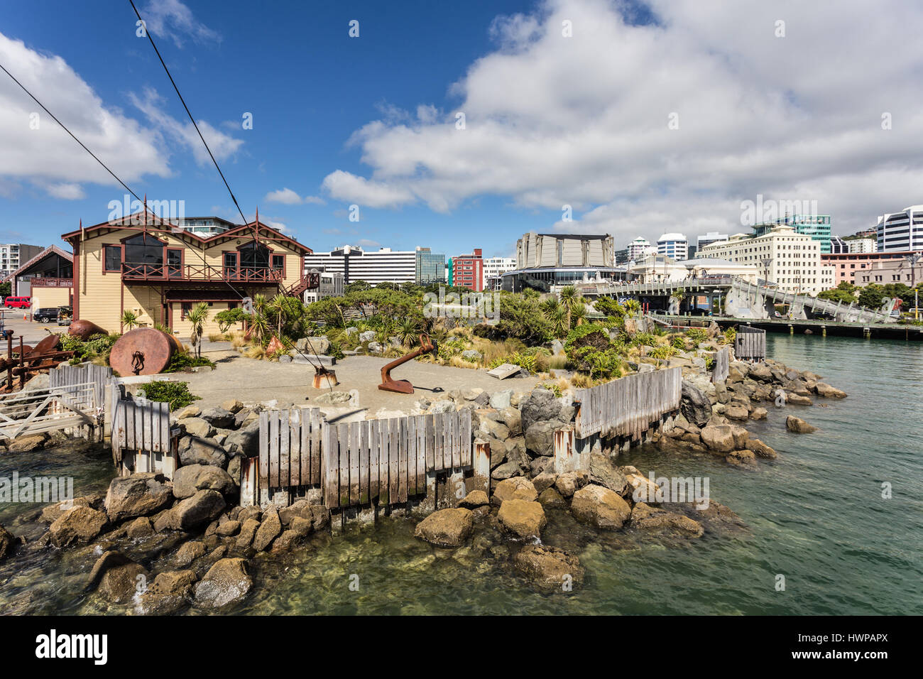Lungomare di Wellington, Nuova Zelanda città capitale su una soleggiata giornata estiva con il quartiere degli affari skyline in background Foto Stock